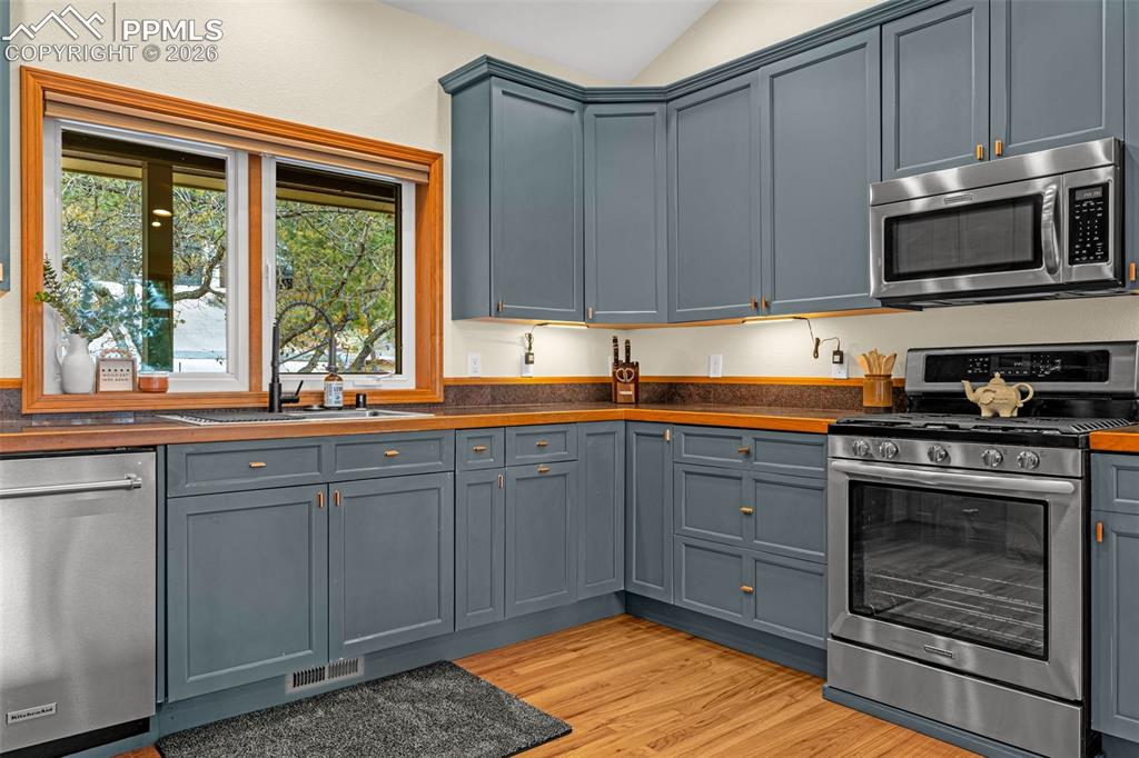 Image 18 of 47: Kitchen