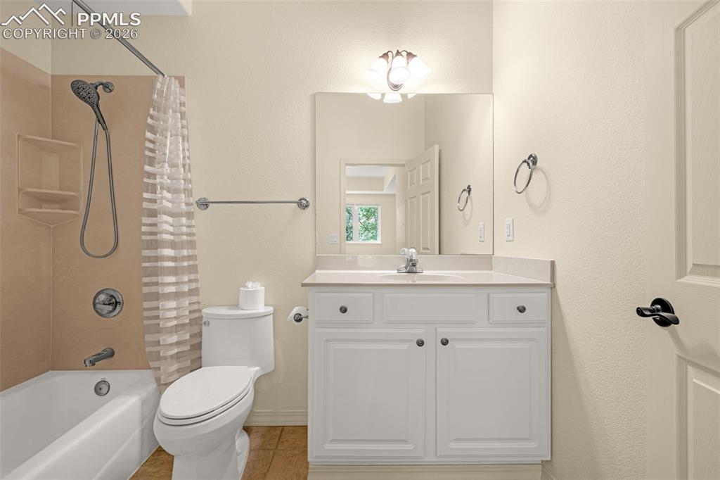 Image 36 of 47: Bathroom