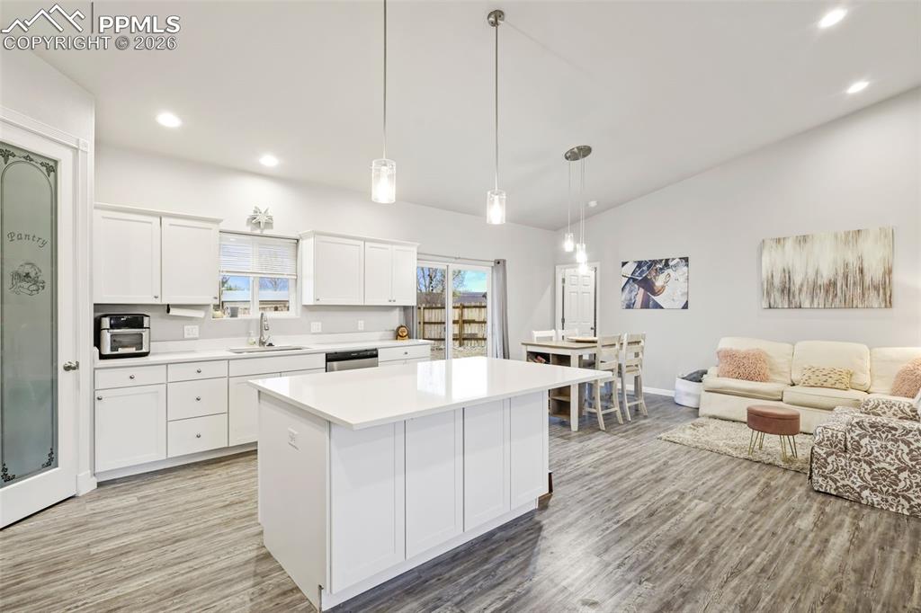 Image 14 of 33: Kitchen