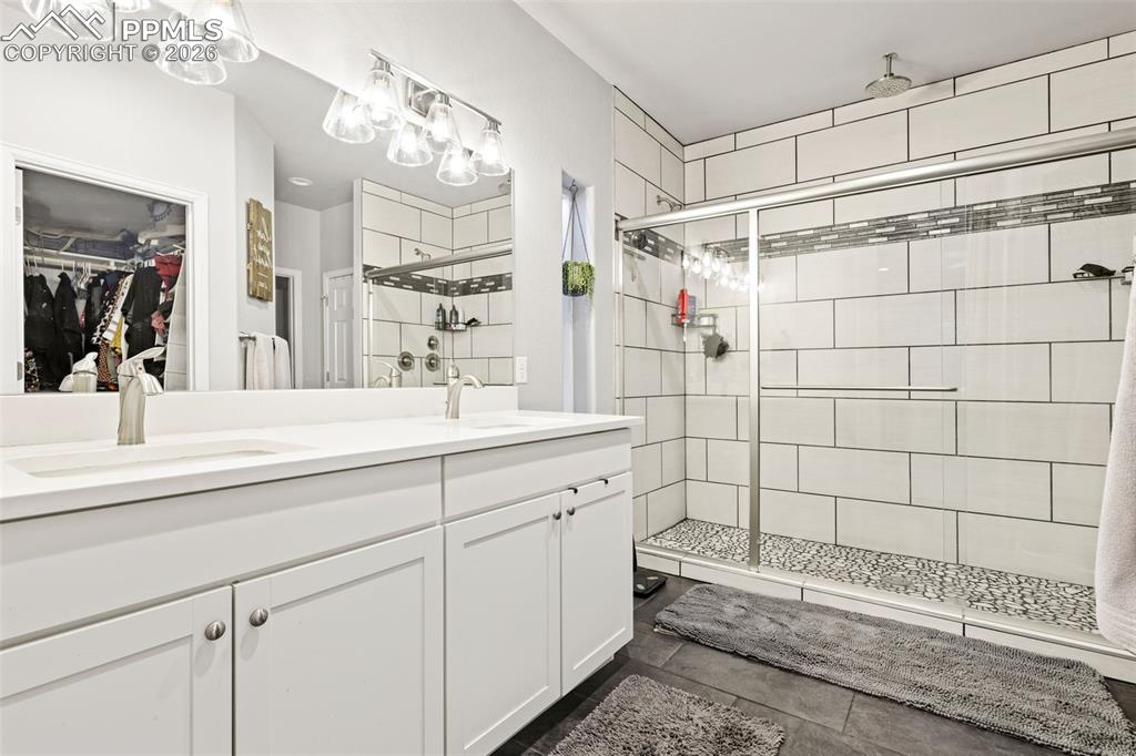 Image 21 of 33: Bathroom