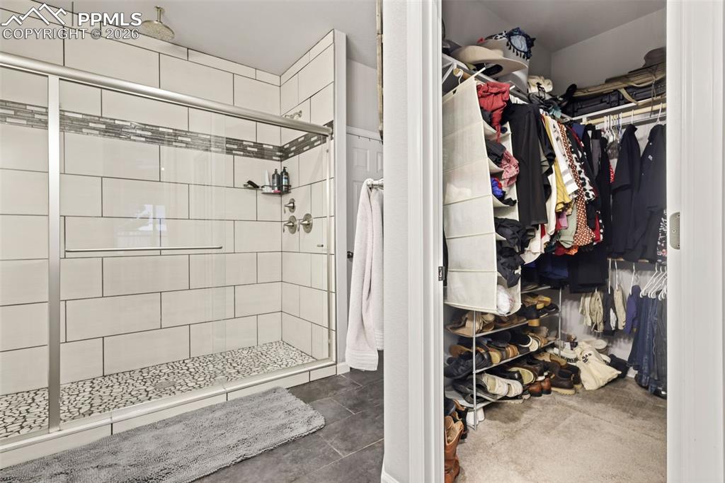 Image 22 of 33: Bathroom