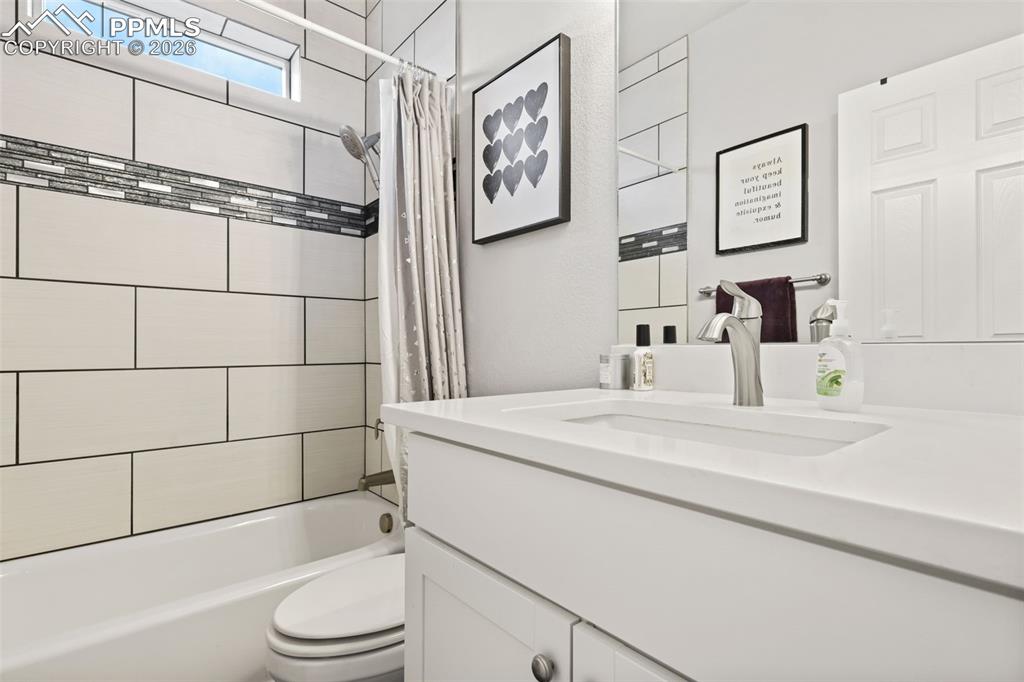 Image 25 of 33: Bathroom