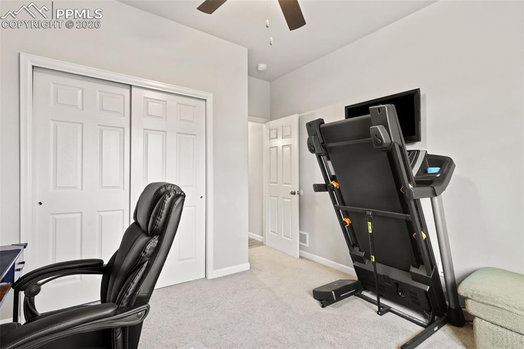 Image 27 of 33: Office