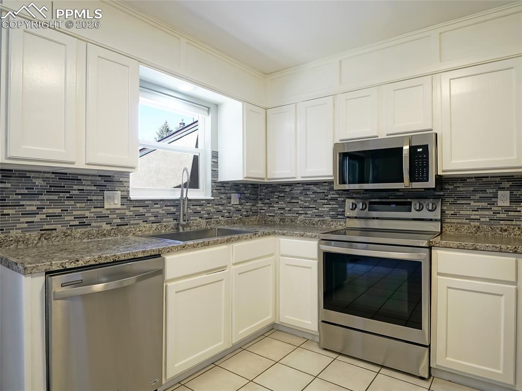 Image 3 of 36: Kitchen 1