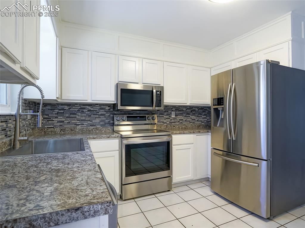 Image 4 of 36: Kitchen 2