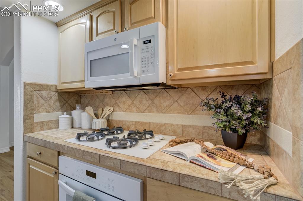 Image 10 of 46: Kitchen