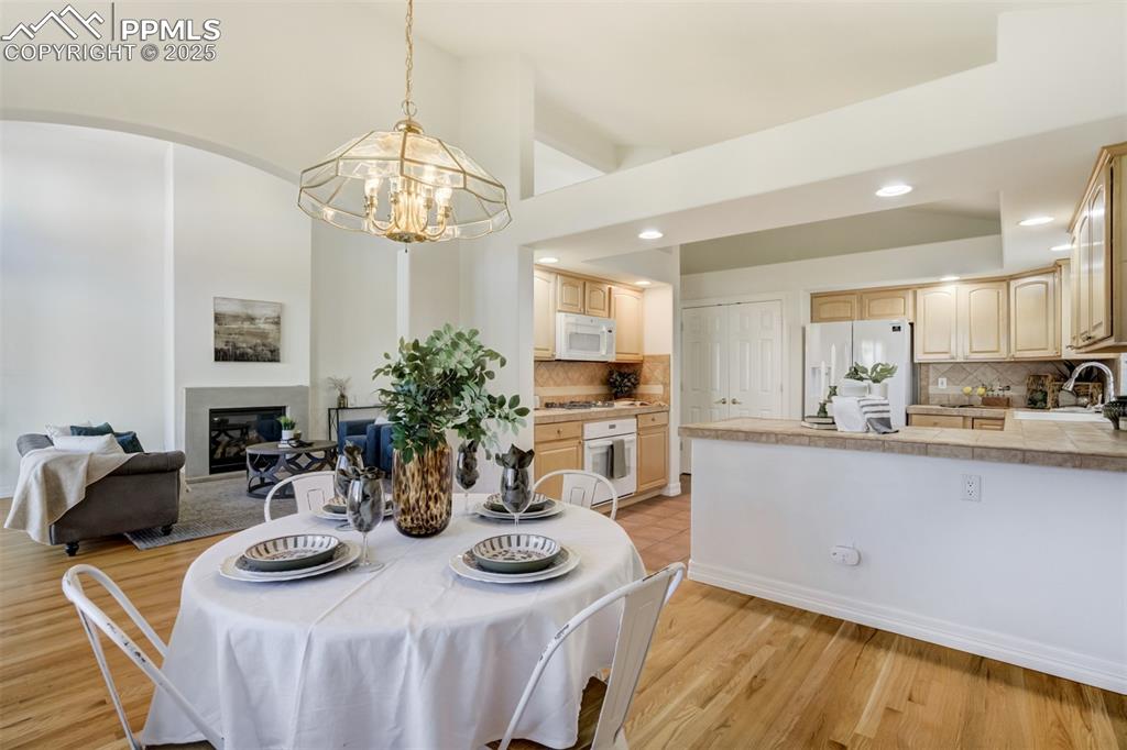 Image 11 of 46: Dining Area