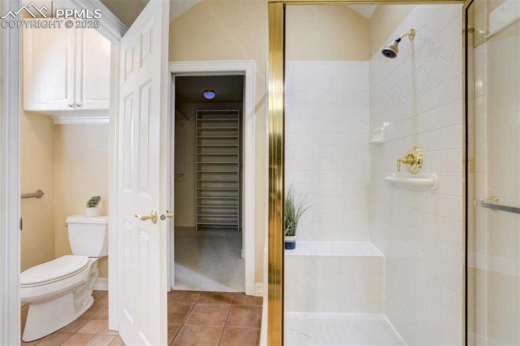 Image 21 of 46: Bathroom