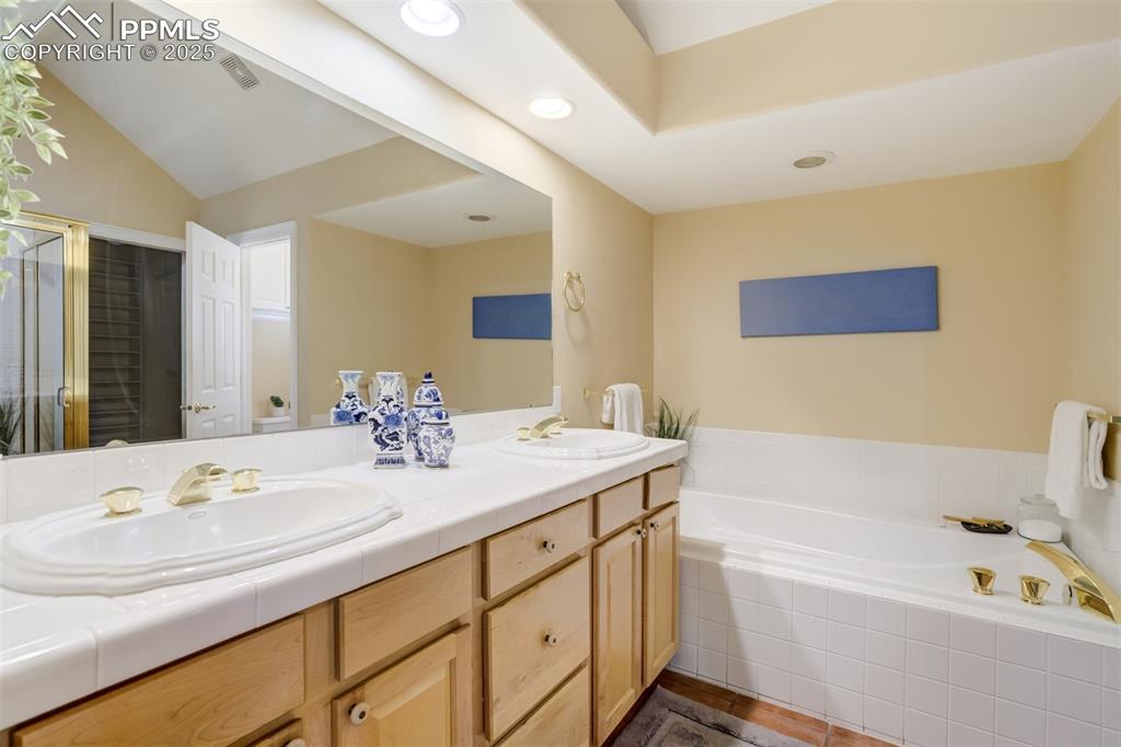 Image 22 of 46: Bathroom