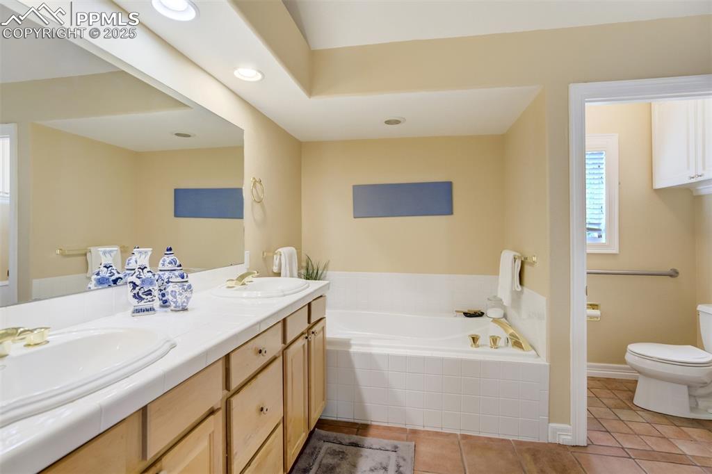 Image 23 of 46: Bathroom