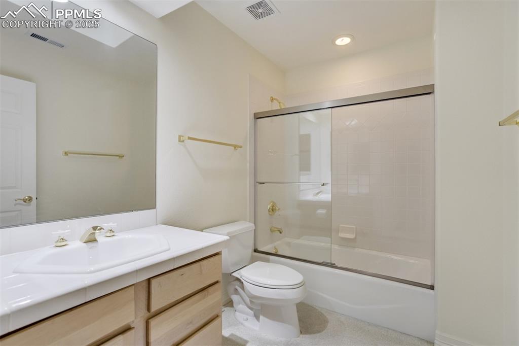 Image 24 of 46: Bathroom