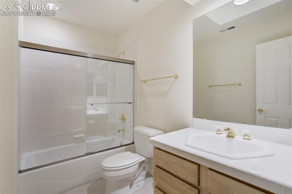 Image 26 of 46: Bathroom