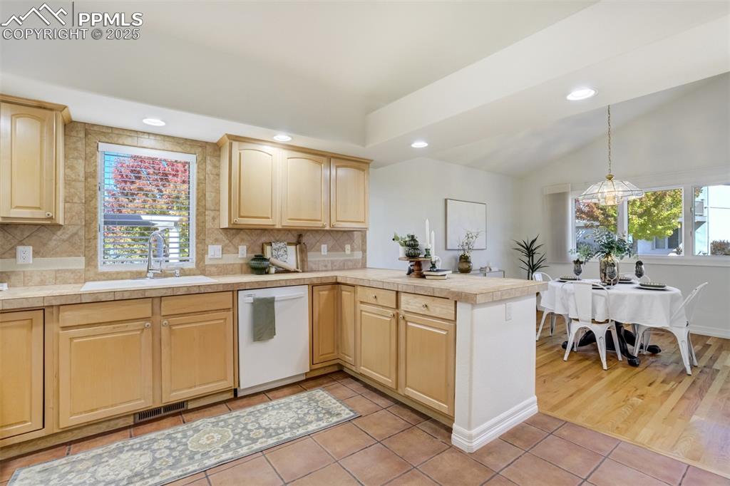 Image 7 of 46: Kitchen