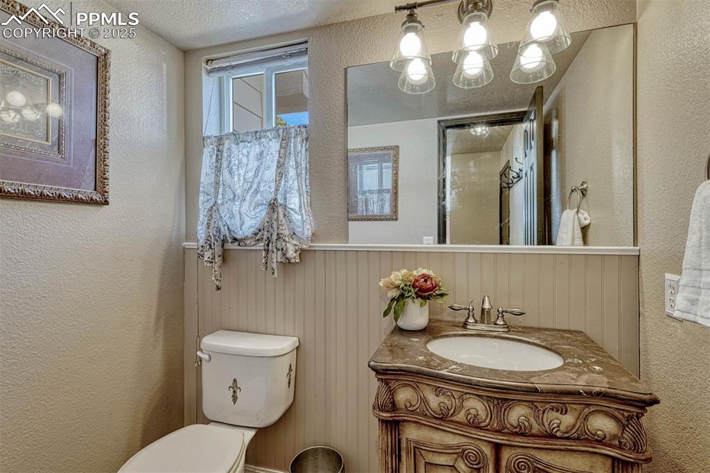 Image 23 of 49: Bathroom