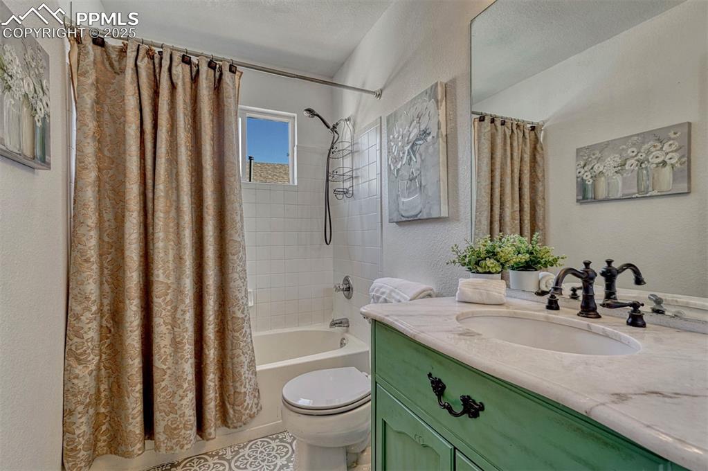 Image 36 of 49: Bathroom