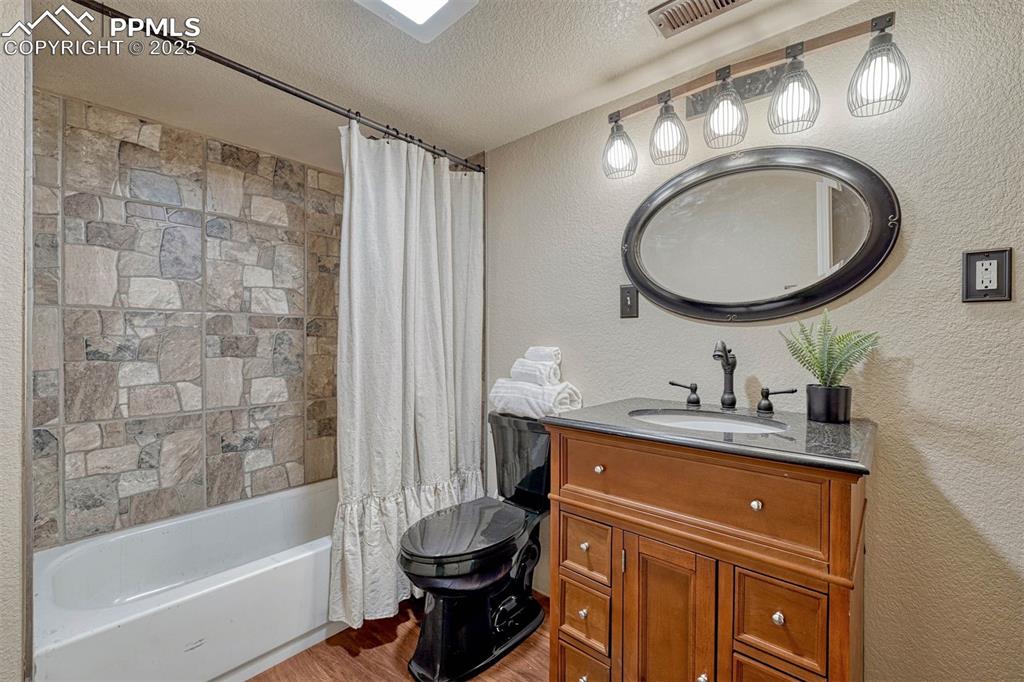 Image 39 of 49: Bathroom