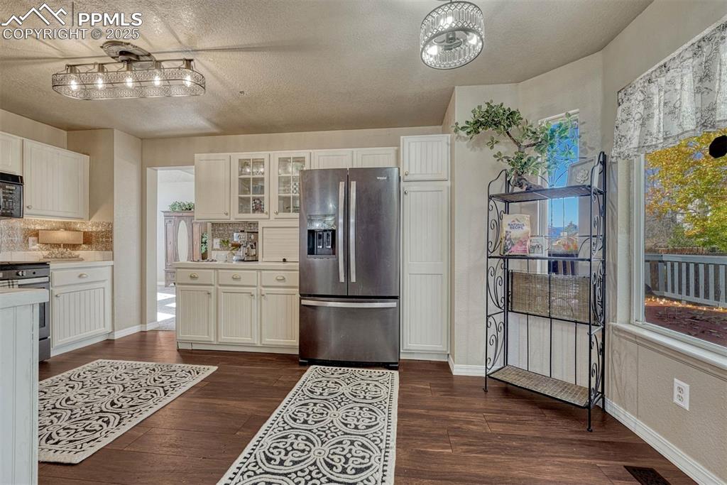 Image 9 of 49: Kitchen