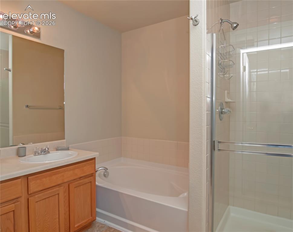 Image 12 of 18: Large 5 piece bath