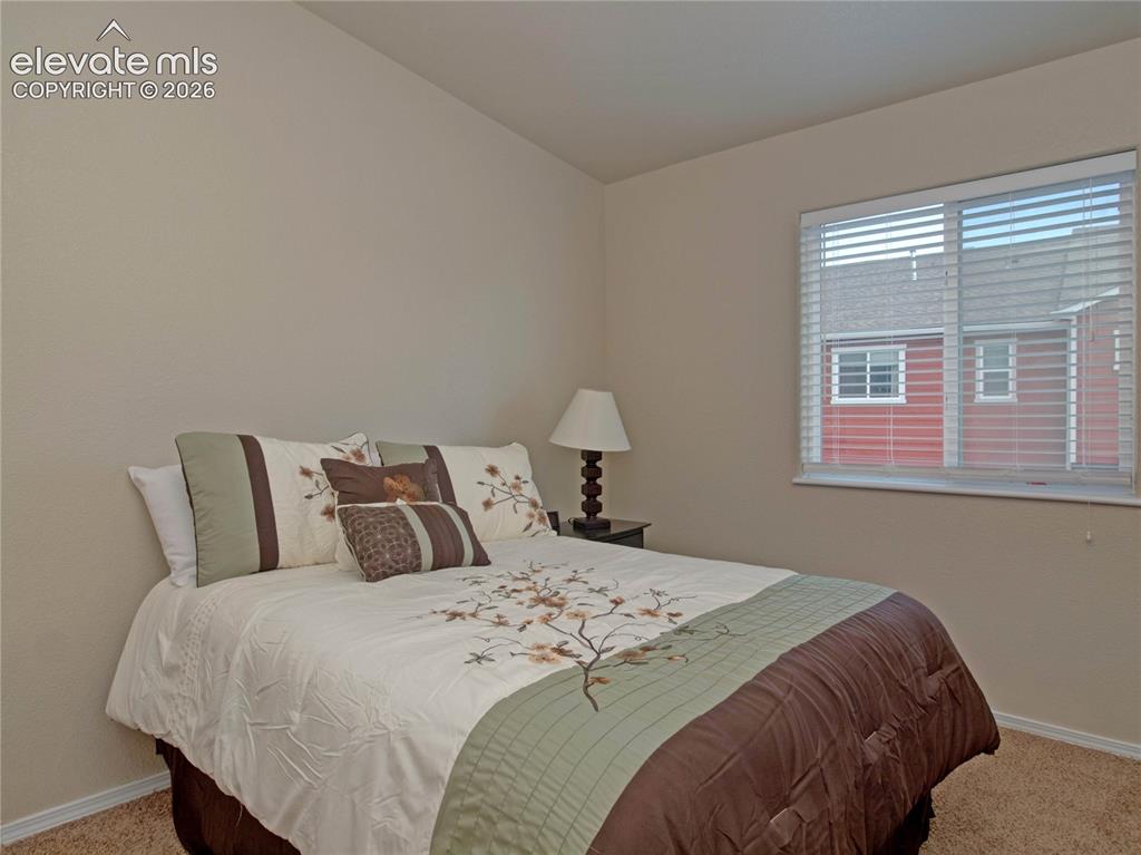 Image 14 of 18: 2n bedroom