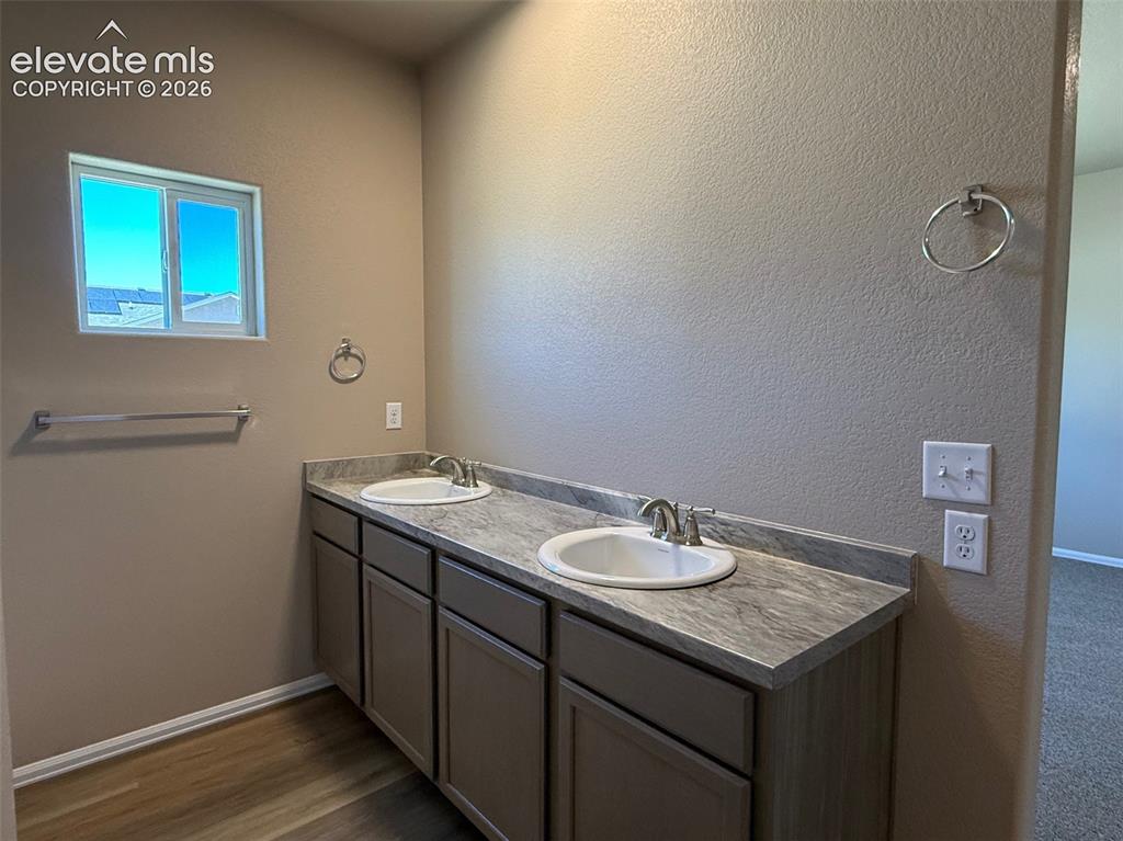 Image 14 of 31: Bathroom