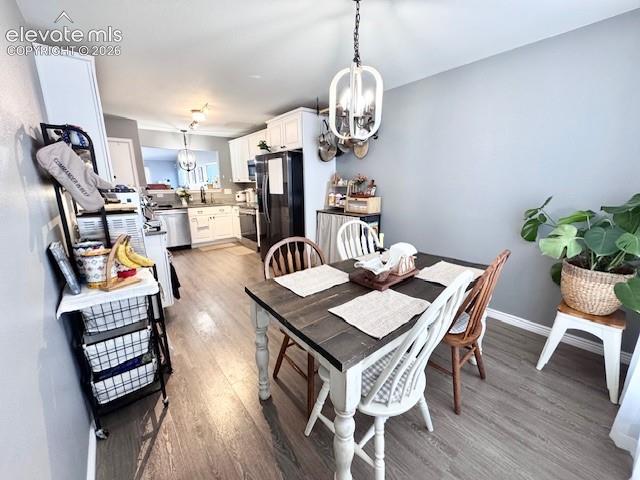 Image 4 of 13: Dining Area