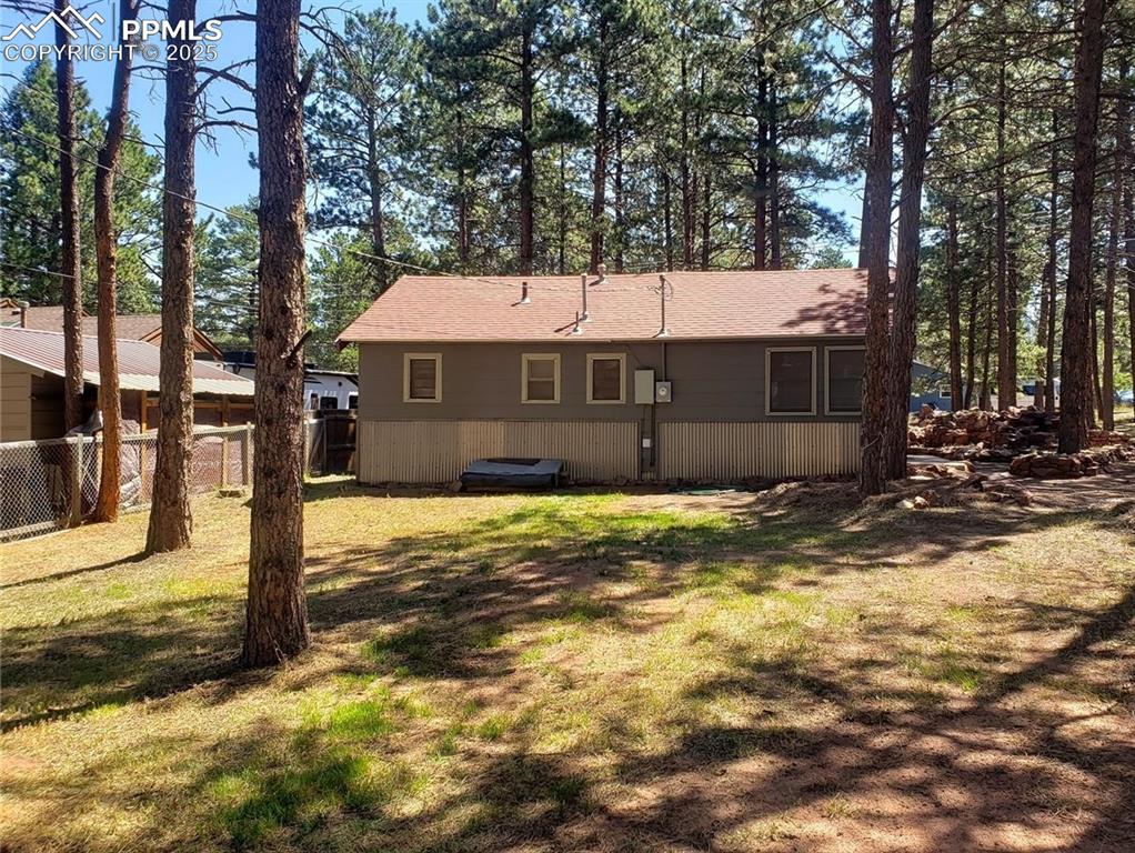 Image 5 of 20: Back of property with a yard and fence