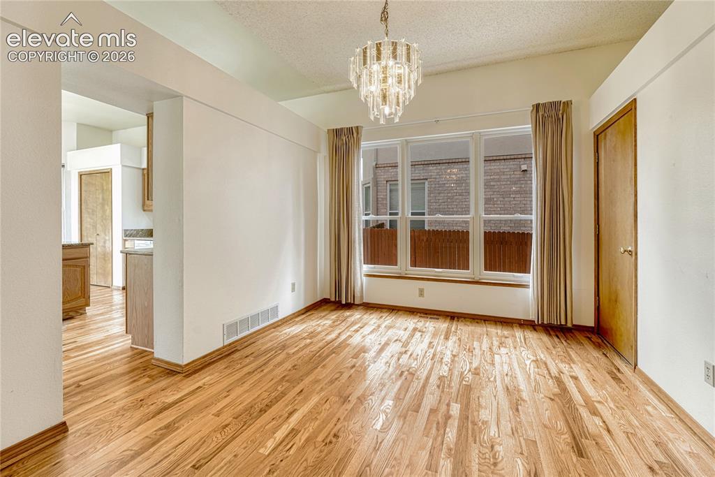 Image 10 of 50: Dining Room