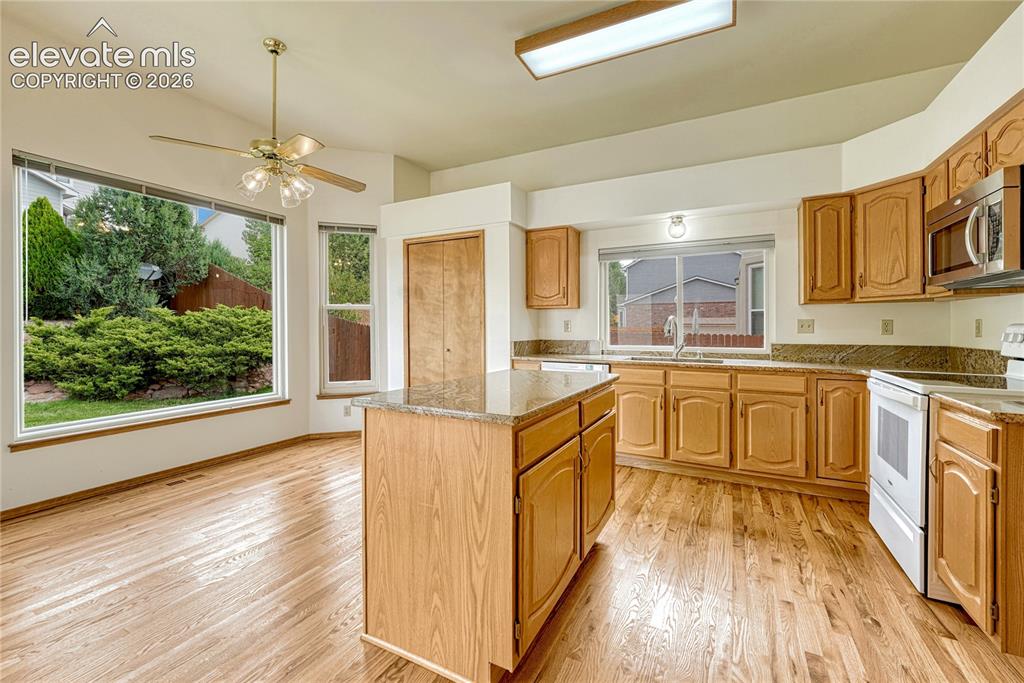 Image 12 of 50: Kitchen