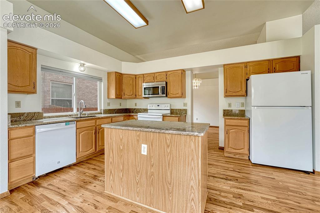 Image 13 of 50: Kitchen