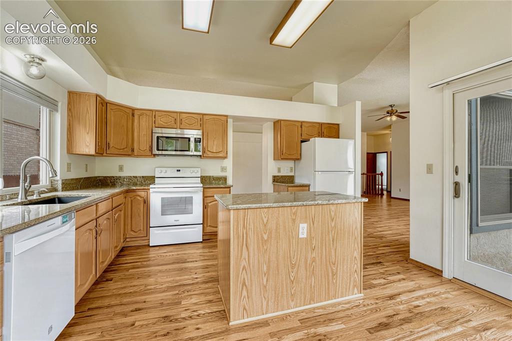 Image 14 of 50: Kitchen