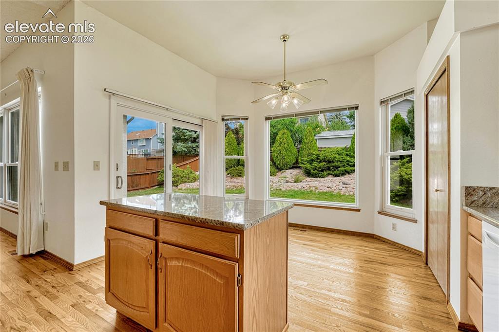 Image 15 of 50: Kitchen