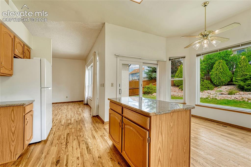 Image 16 of 50: Kitchen
