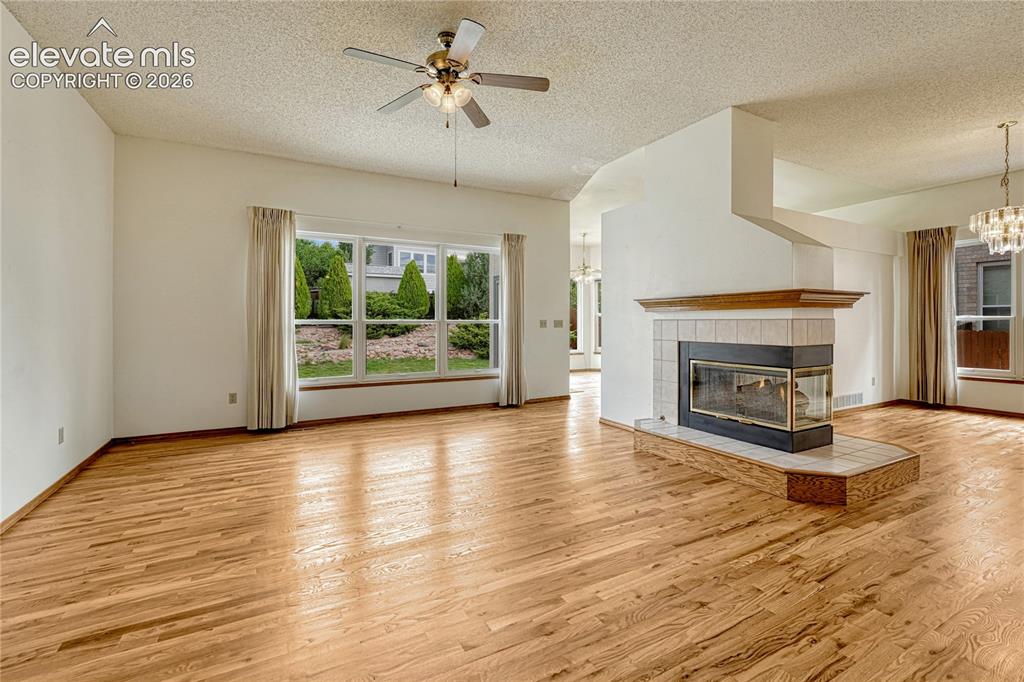 Image 6 of 50: Living Room
