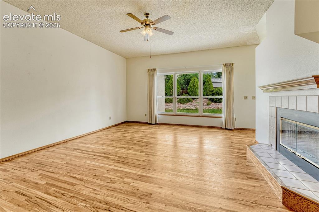 Image 7 of 50: Living Room