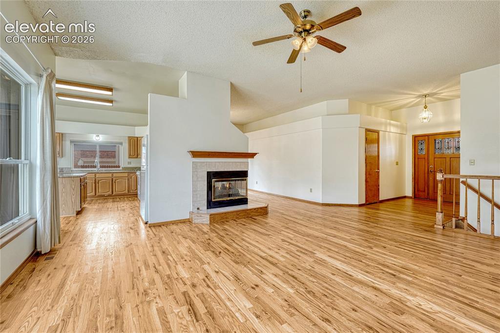 Image 8 of 50: Living Room