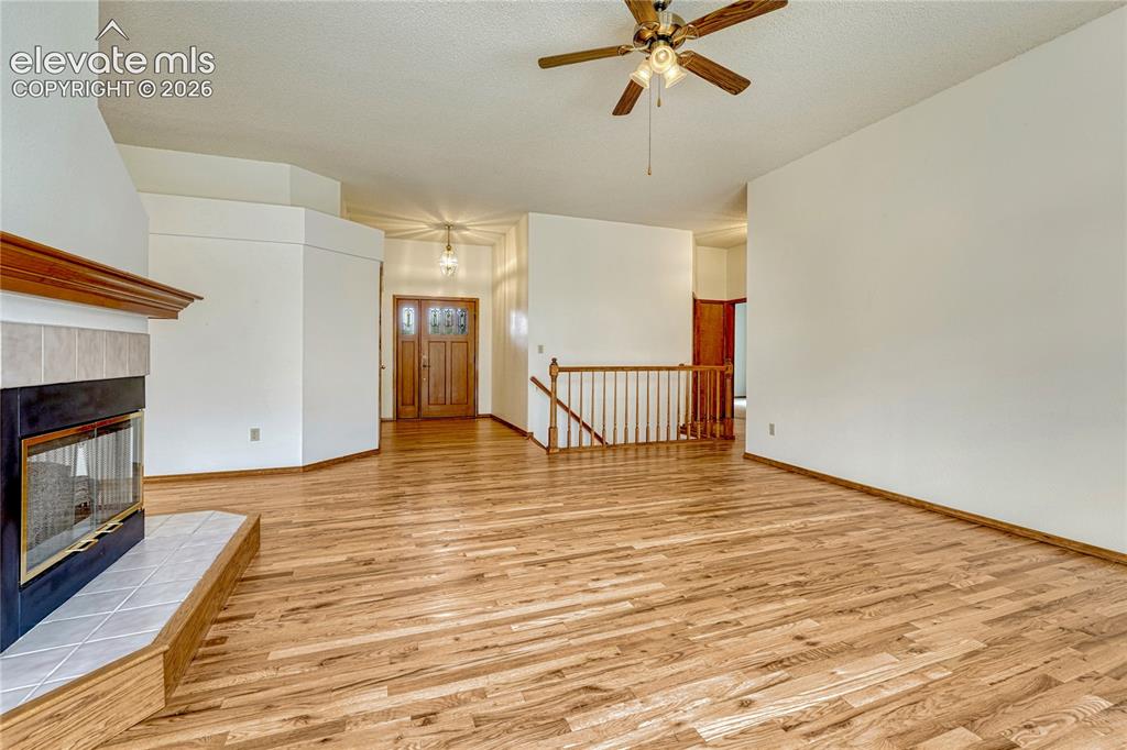 Image 9 of 50: Living Room