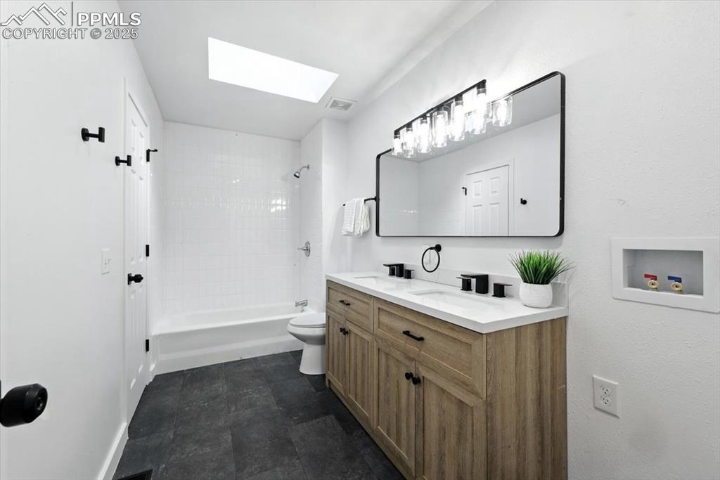 Image 14 of 18: Bathroom