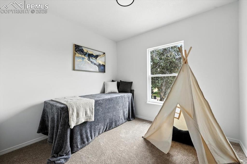 Image 17 of 18: Bedroom