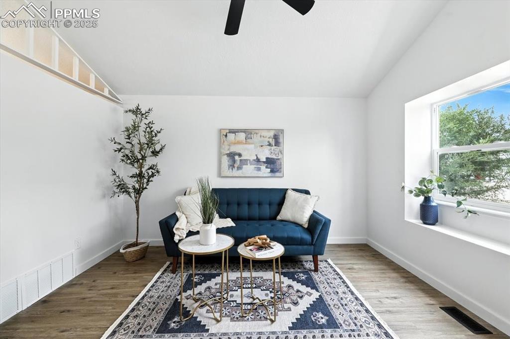 Image 5 of 18: Sitting Room