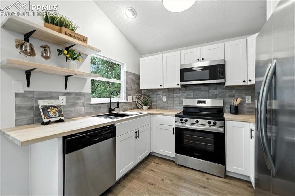 Image 7 of 18: Kitchen