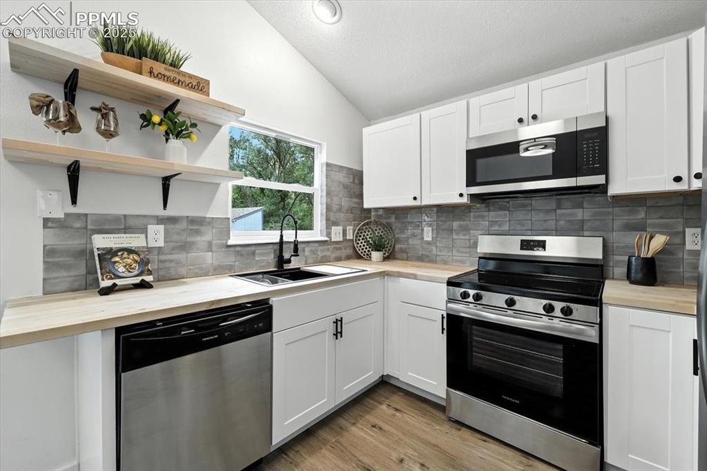 Image 9 of 18: Kitchen