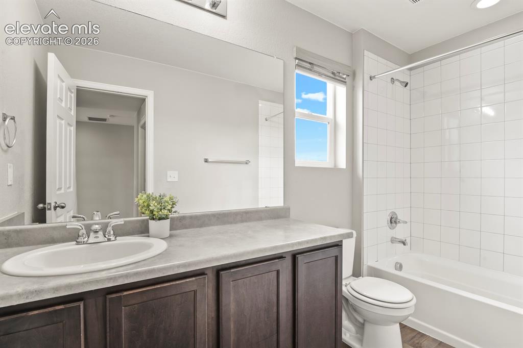 Image 19 of 39: Bathroom