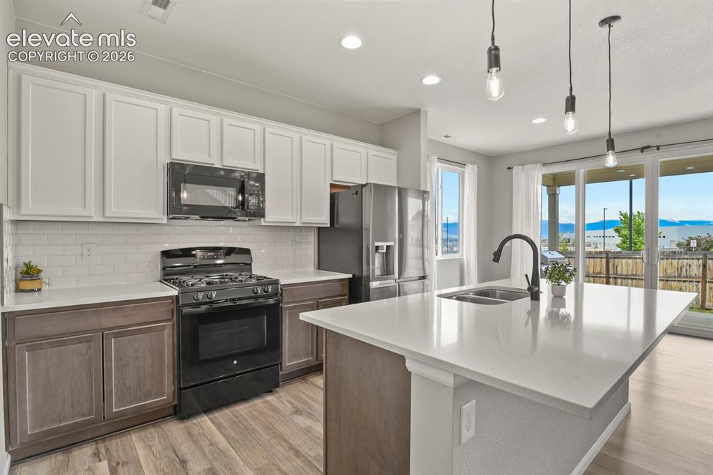 Image 6 of 39: Kitchen