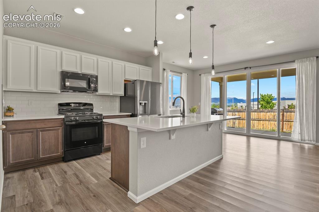 Image 9 of 39: Kitchen