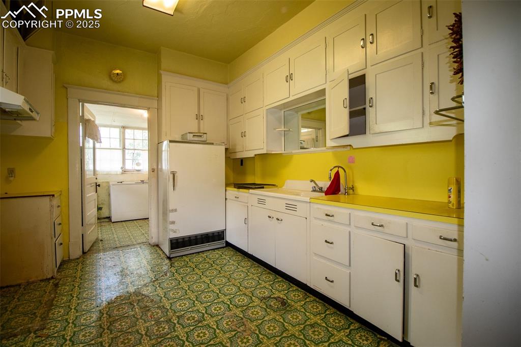 Image 14 of 30: Kitchen