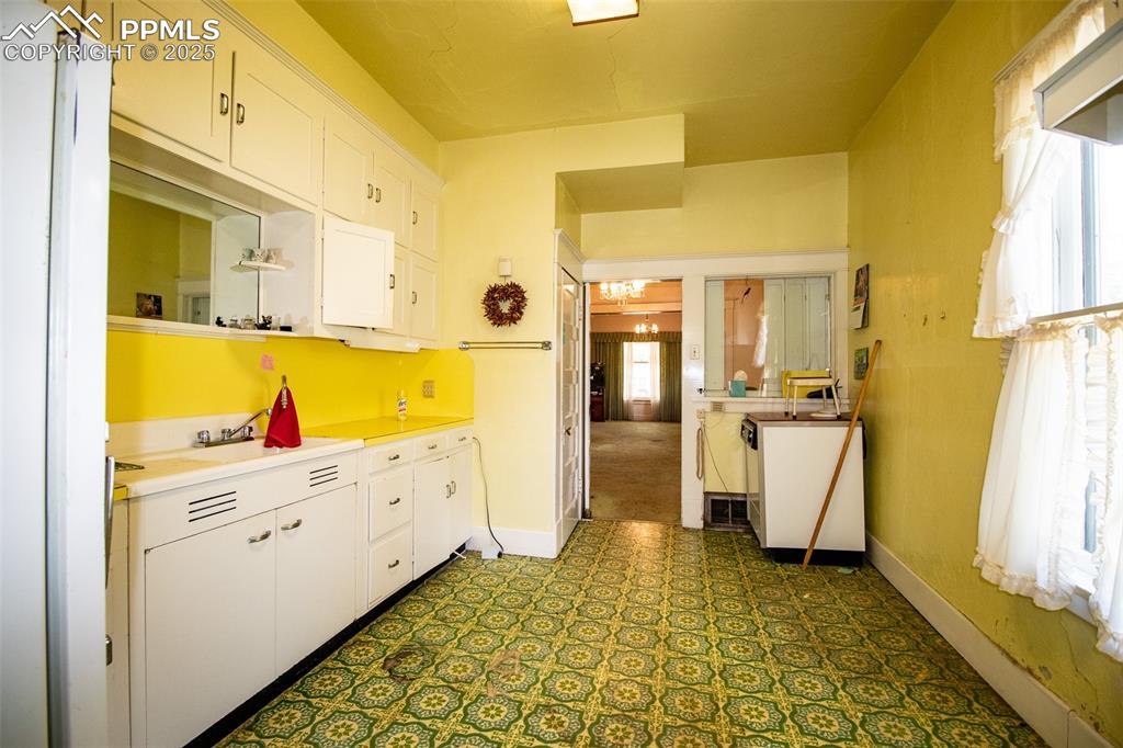 Image 15 of 30: Kitchen