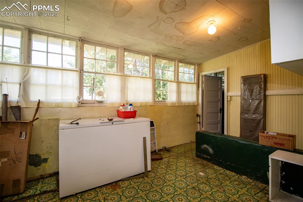 Image 16 of 30: Laundry