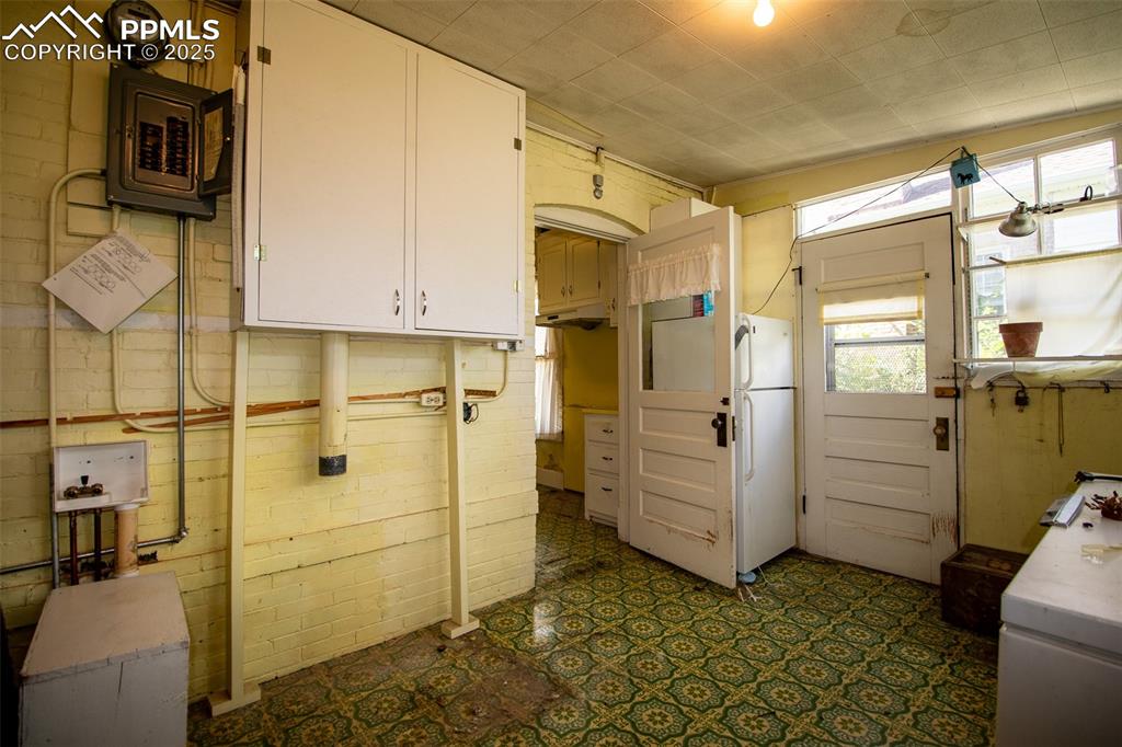 Image 17 of 30: Kitchen