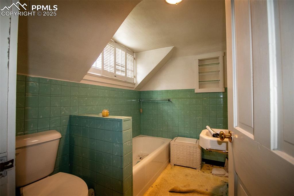Image 29 of 30: Bathroom