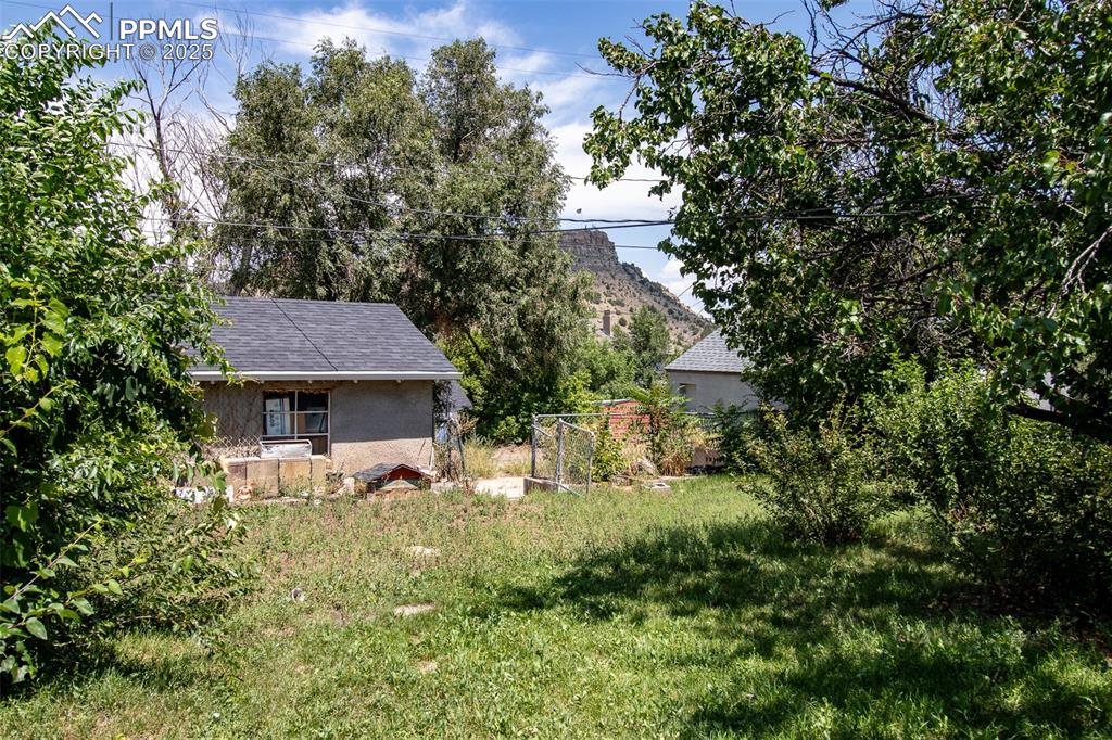 Image 33 of 34: Yard